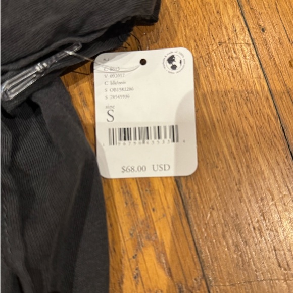 FO MOVEMENT black v neck!Very versatile! 🖤Not too light or heavy🖤zoom in 4 more: - Picture 4 of 12